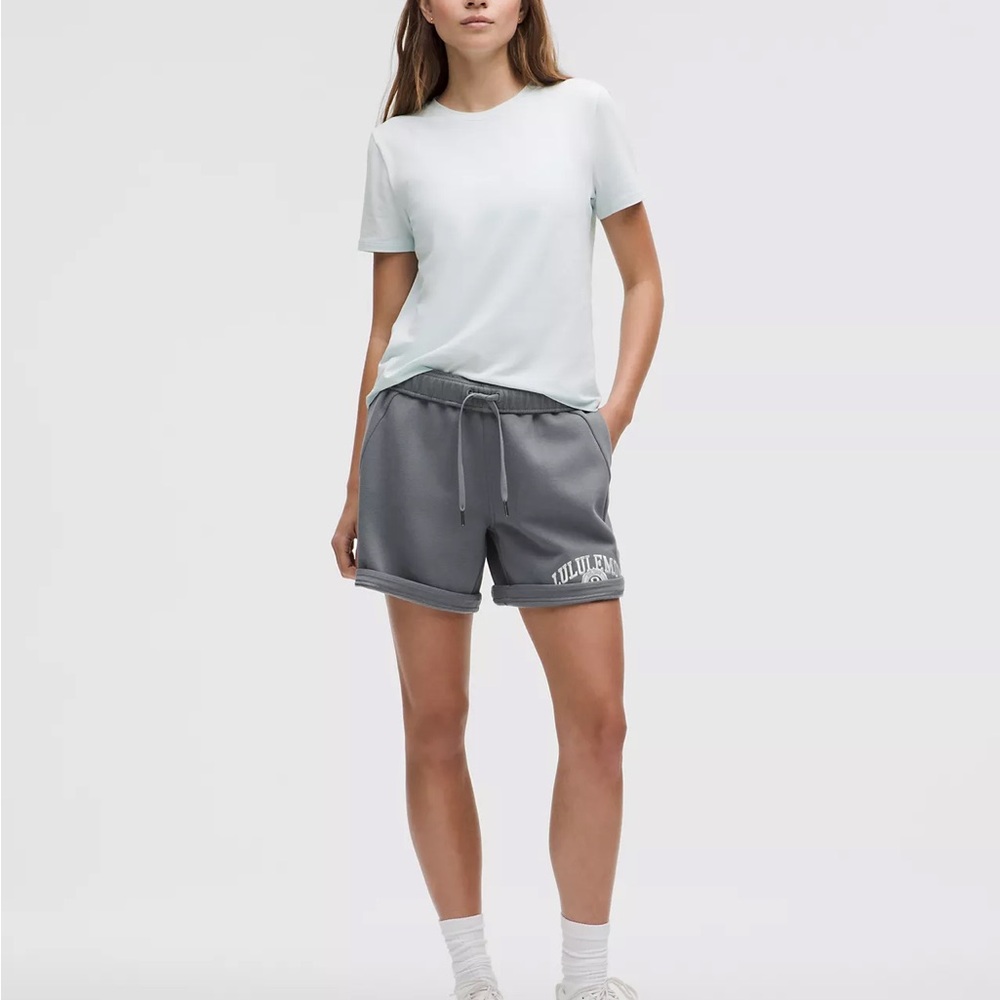 NWT Lululemon Scuba Mid-Rise Oversized Short 7"
Graphic in Solar Grey